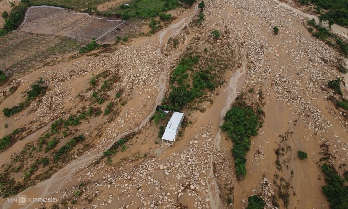 Hiện trường khu vực lũ quét do vỡ hồ, sáng 2/11. Ảnh:&nbsp;Bùi Toàn