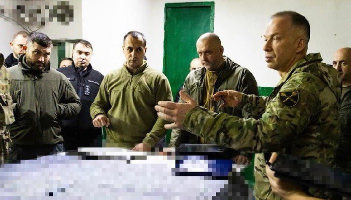 Tổng tư lệnh Ukraine đích thân đến “lò lửa” Pokrovsk, chỉ huy đặc nhiệm trấn thủ - 1