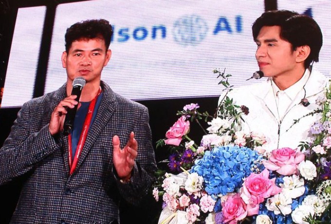 Xuân Bắc bày tỏ sự ngưỡng mộ dành cho Đan Trường trong đêm nhạc 1/11.