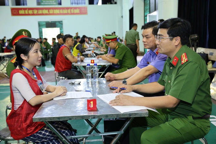 Cơ quan công an làm việc với đối tượng cầm đầu Sùng Thị Mải. Ảnh: Cơ quan công an cung cấp