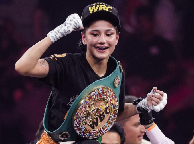 Camila Zamorano ăn mừng đai vô địch WBC hạng atomweight. Ảnh: The Ring