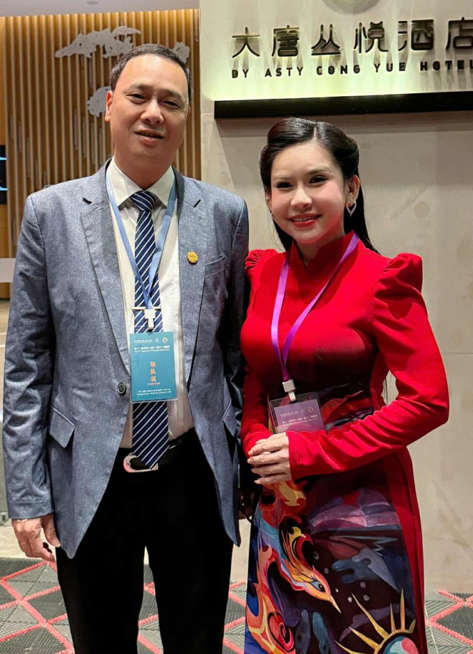 Tiến sĩ Phạm Huy Quang - hiệu trưởng Đại học Sân khấu Điện ảnh TP HCM - chụp ảnh cùng Bình Tinh bên lề sự kiện ở Trung Quốc.