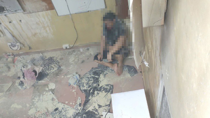 Ông H. cố thủ trong căn nhà.