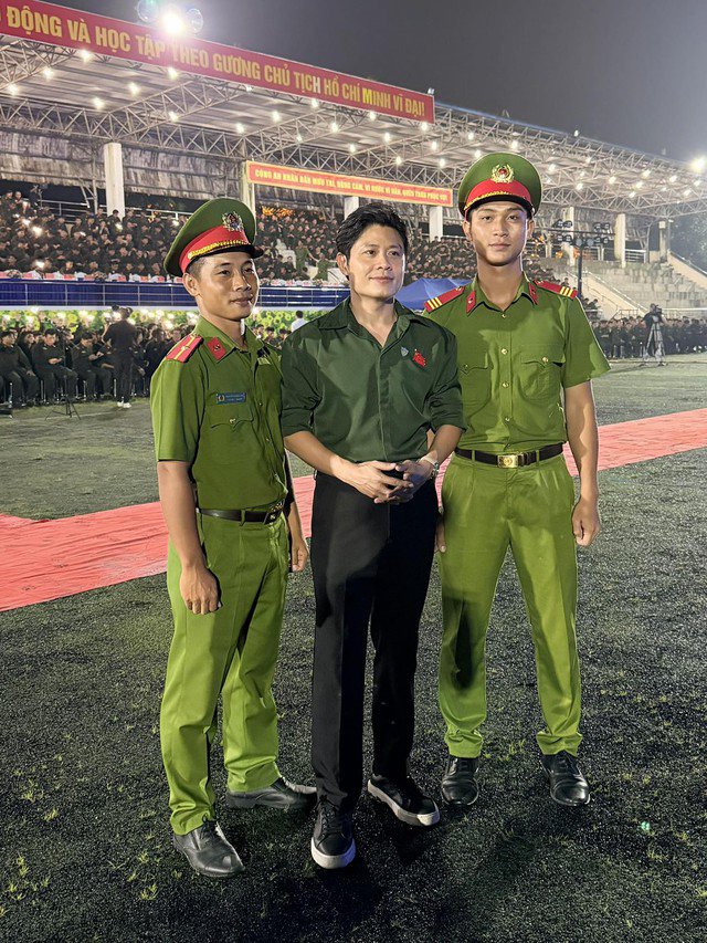 Bức ảnh của nhạc sĩ Nguyễn Văn Chung "gây bão" mạng xã hội.