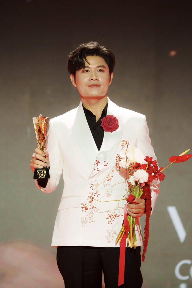 Tại Harper's Bazaar Star Awards 2025, nhạc sĩ Nguyễn Văn Chung được xướng tên cho hạng mục Nhạc sĩ của năm (Dòng nhạc Quê hương)