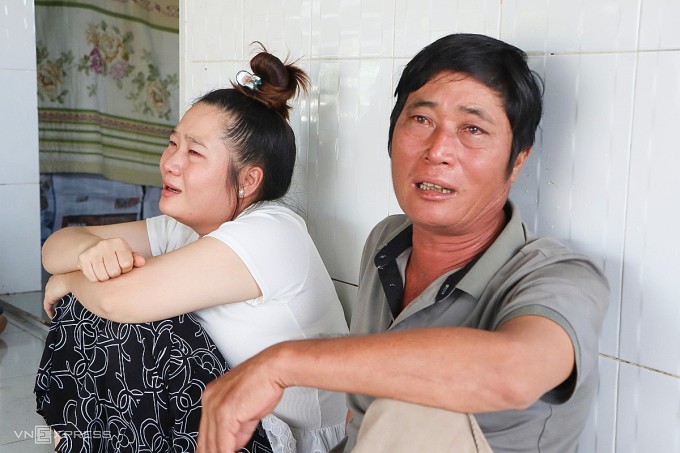 Ông Lê Nguyễn Anh Kha cùng người con gái đầu sau sự cố lũ quét. Ảnh: Việt Quốc