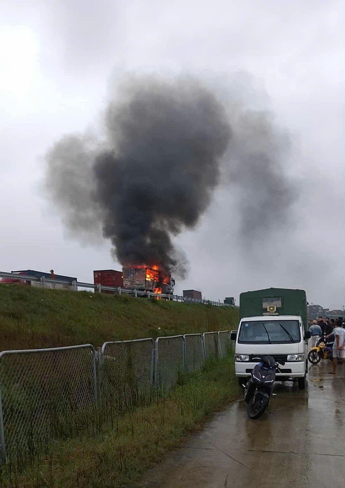 Xe tải bốc cháy ngùn ngụt khi lưu thông trên cao tốc. Ảnh: H. Bắc