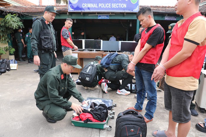 Quá trình khám xét, bắt giữ các đối tượng tại Campuchia. Ảnh: Công an cung cấp