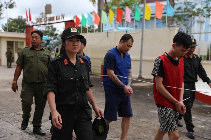 Quá trình dẫn giải các đối tượng. Ảnh: Công an cung cấp