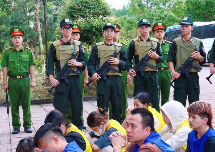 Các đối tượng được đưa về Công an Lai Châu để tiếp tục điều tra. Ảnh: Công an cung cấp