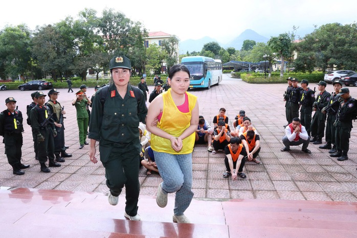 Cơ quan công an áp giải một đối tượng trong đường dây lừa đảo. Ảnh: Công an cung cấp