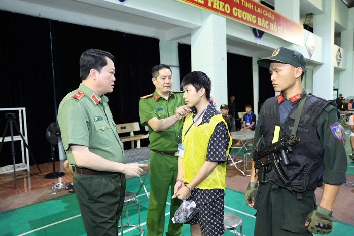 Lãnh đạo Công an tỉnh Lai Châu lấy lời khai một đối tượng liên quan. Ảnh: Công an cung cấp