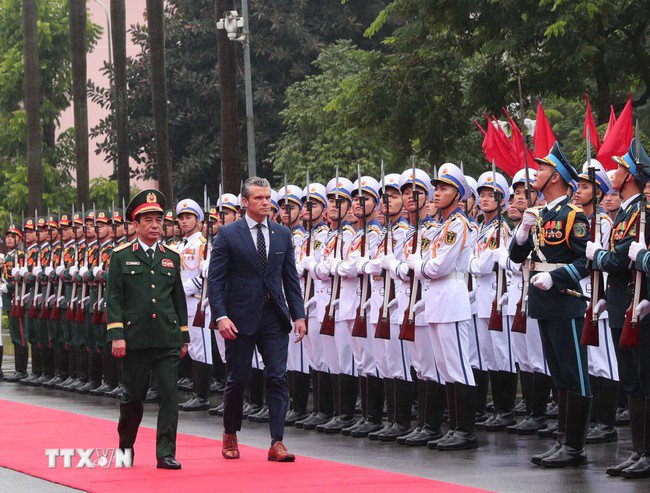 Bộ trưởng Bộ Quốc phòng Phan Văn Giang đón Bộ trưởng Bộ Chiến tranh Mỹ Pete Hegseth