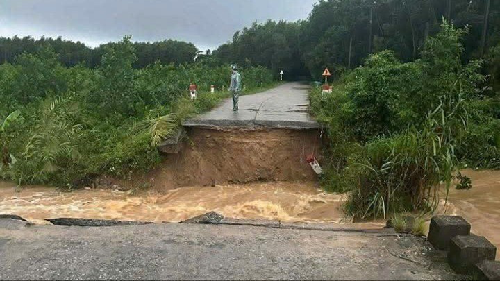 Cầu Cây Sung (xã Bình Minh, tỉnh Quảng Ngãi) sập hiện 316 hộ/1280 nhân khẩu đang bị chia cắt, cô lập.