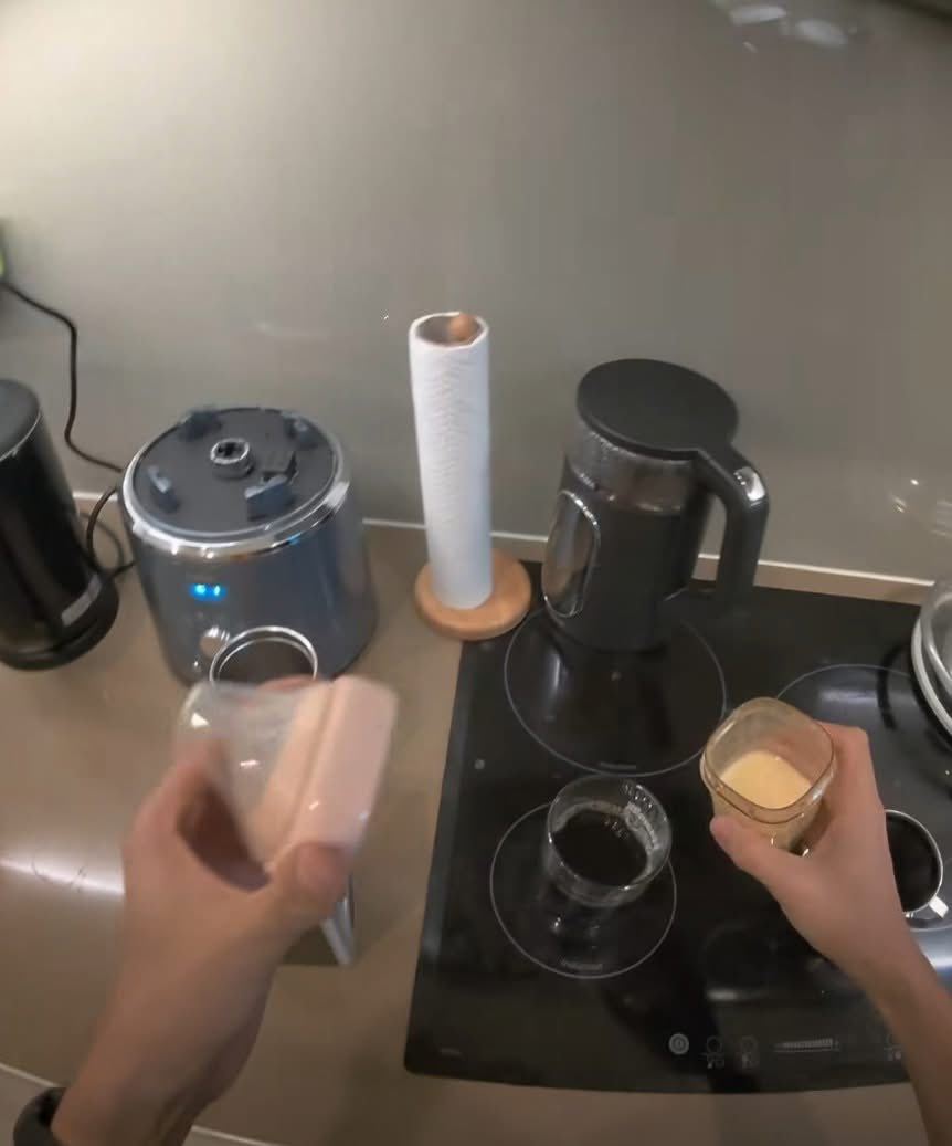 Chồng H'Hen Niê gây tranh cãi khi lấy sữa của vợ pha đồ uống cho bản thân và bạn bè.