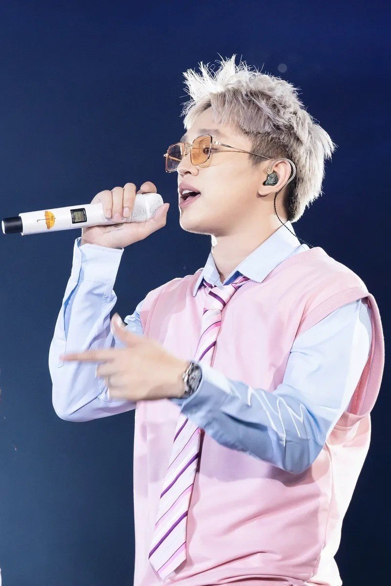 Không phải lần đầu nghệ sĩ bị gọi tên, yêu cầu chấn chỉnh văn hóa.