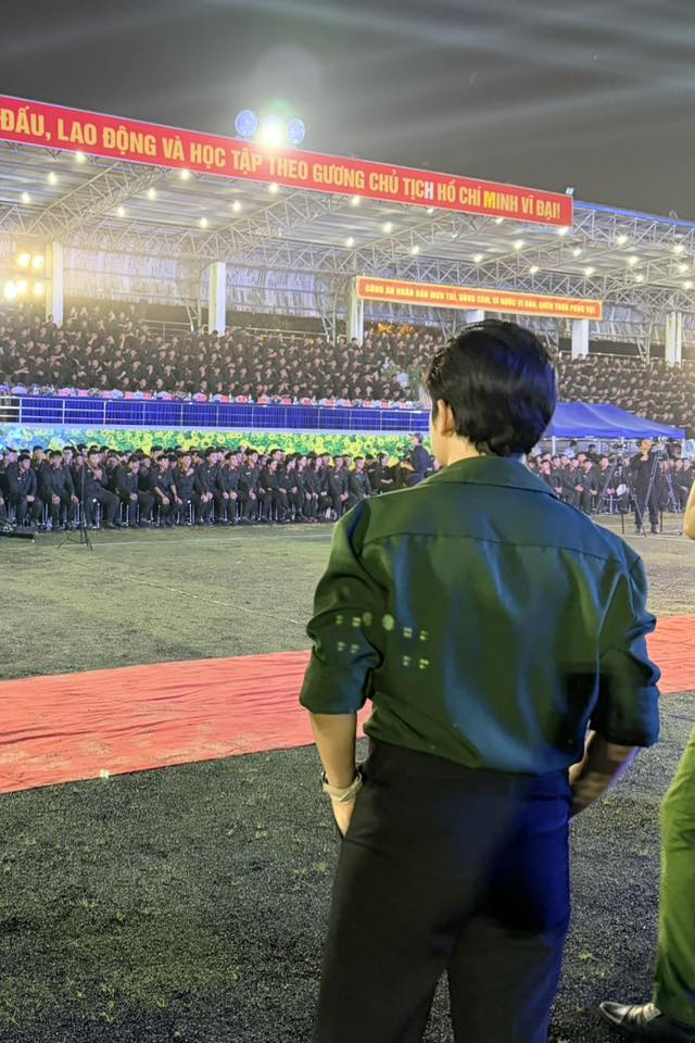 Nhạc sĩ Nguyễn Văn Chung hài hước chia sẻ: "Ôi nhiều đồng chí quá!"