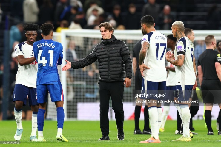 Thầy trò Thomas Frank chỉ thua 1 bàn nhưng bị la ó thậm tệ