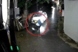 Clip: Thanh niên drift xe máy tránh đâm trực diện ô tô trong tích tắc khi ôm cua