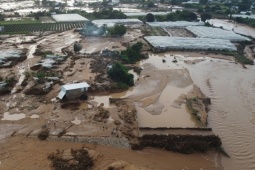 Vỡ hồ chứa trên núi ở Lâm Đồng, nhiều người bị cuốn trôi