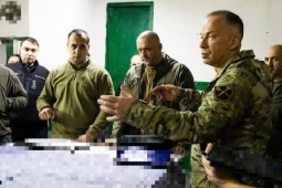 Tổng tư lệnh Ukraine đích thân đến “lò lửa” Pokrovsk, chỉ huy đặc nhiệm trấn thủ