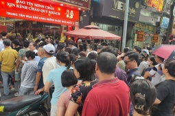 Kinh doanh - Giá vàng đảo chiều bất ngờ, nhiều người vét sạch két mua vàng, chưa nhận được hàng đã lỗ nặng