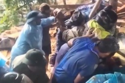 Tin tức trong ngày - Quả đồi sạt lở vùi lấp hoàn toàn 6 nhà dân