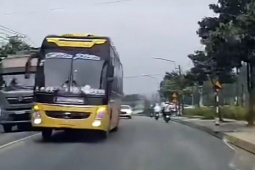 Clip: Ô tô phóng bạt mạng trên đường ở TP HCM, nhiều người khiếp vía