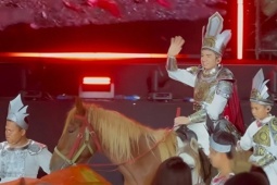 Đan Trường cùng con trai cưỡi ngựa trong liveshow