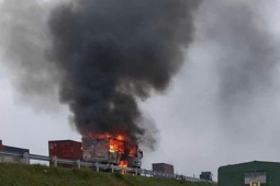 Tin tức trong ngày - VIDEO: Ô tô bốc cháy ngùn ngụt khi đang chạy trên cao tốc