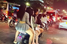 Tin tức trong ngày - Đi xe máy 'kẹp 5' ở Hà Nội, nam thanh niên bị ghi hình gửi Cục trưởng CSGT