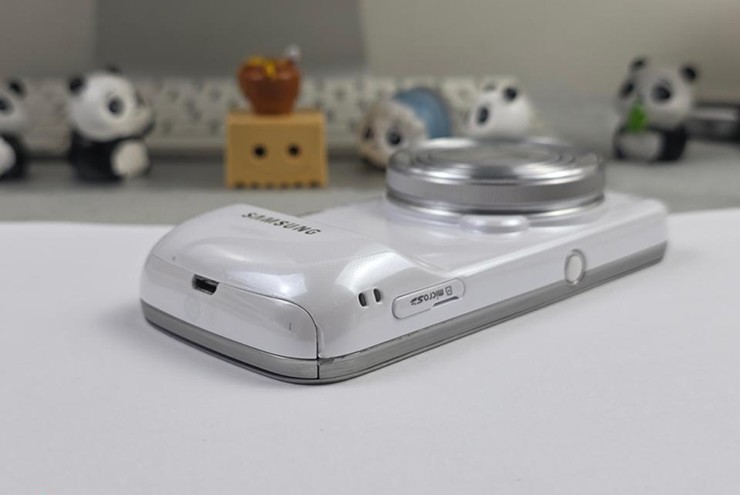 Kích thước trông khá cồng kềnh.