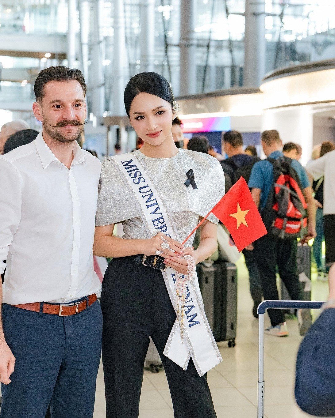 Hoa hậu Hương Giang vui vẻ chụp ảnh cùng khách du lịch yêu mến cô tại sân bay.