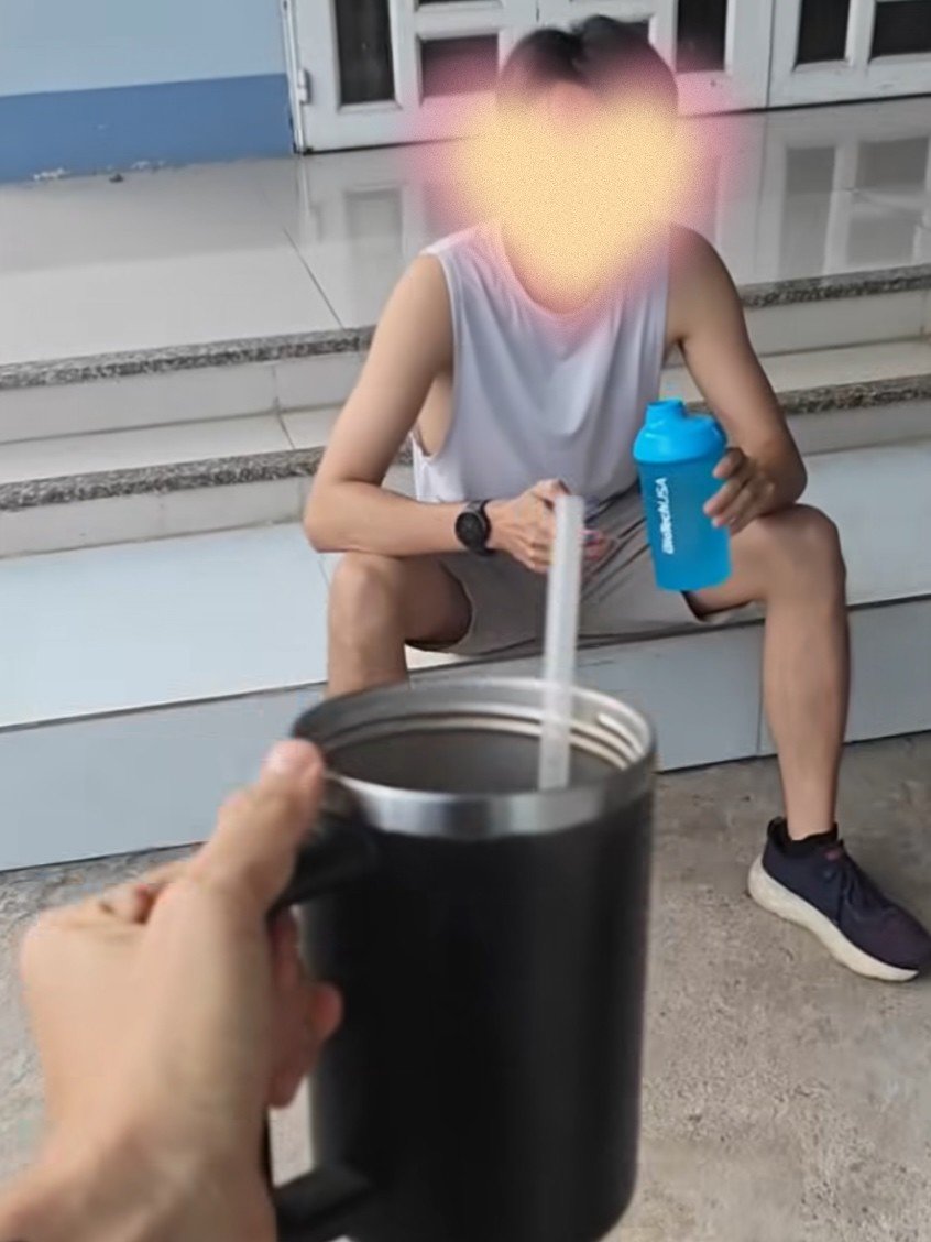 Chồng H'Hen Niê gây tranh cãi khi lấy sữa của vợ pha đồ uống cho bản thân và bạn bè.