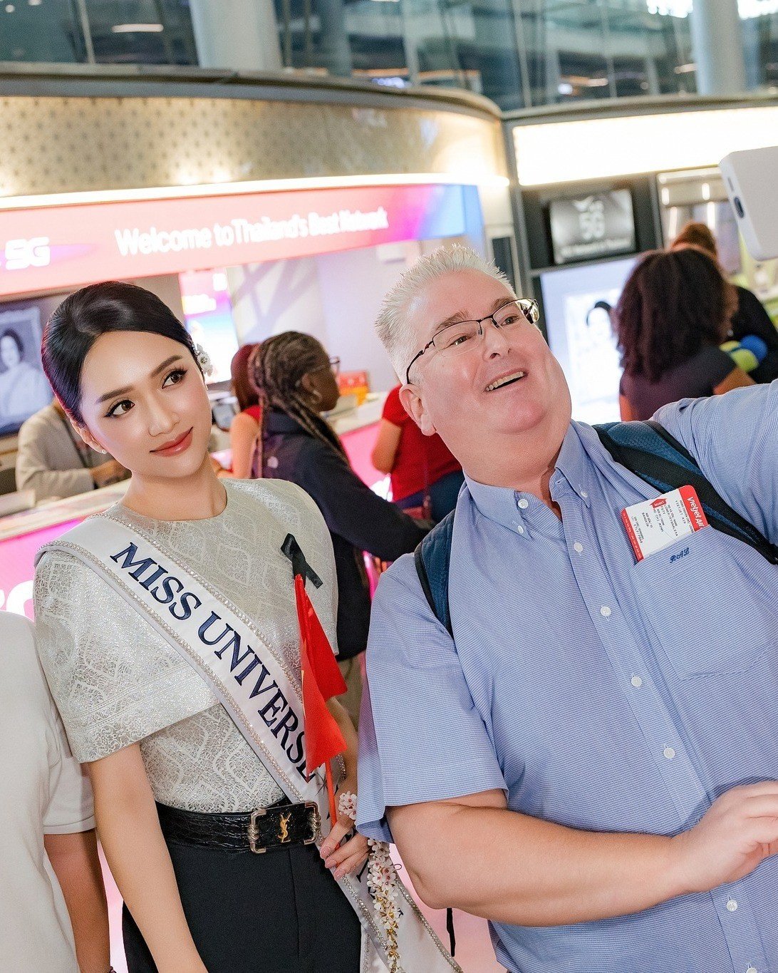 Hoa hậu Hương Giang vui vẻ chụp ảnh cùng khách du lịch yêu mến cô tại sân bay.