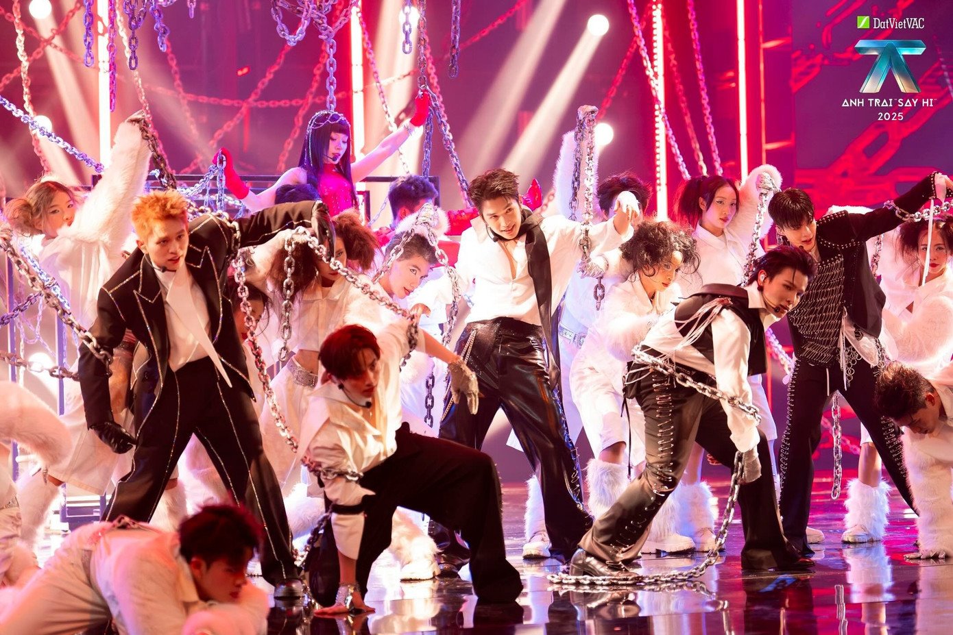 Bốn sân khấu trong tập 7 Anh trai say hi.