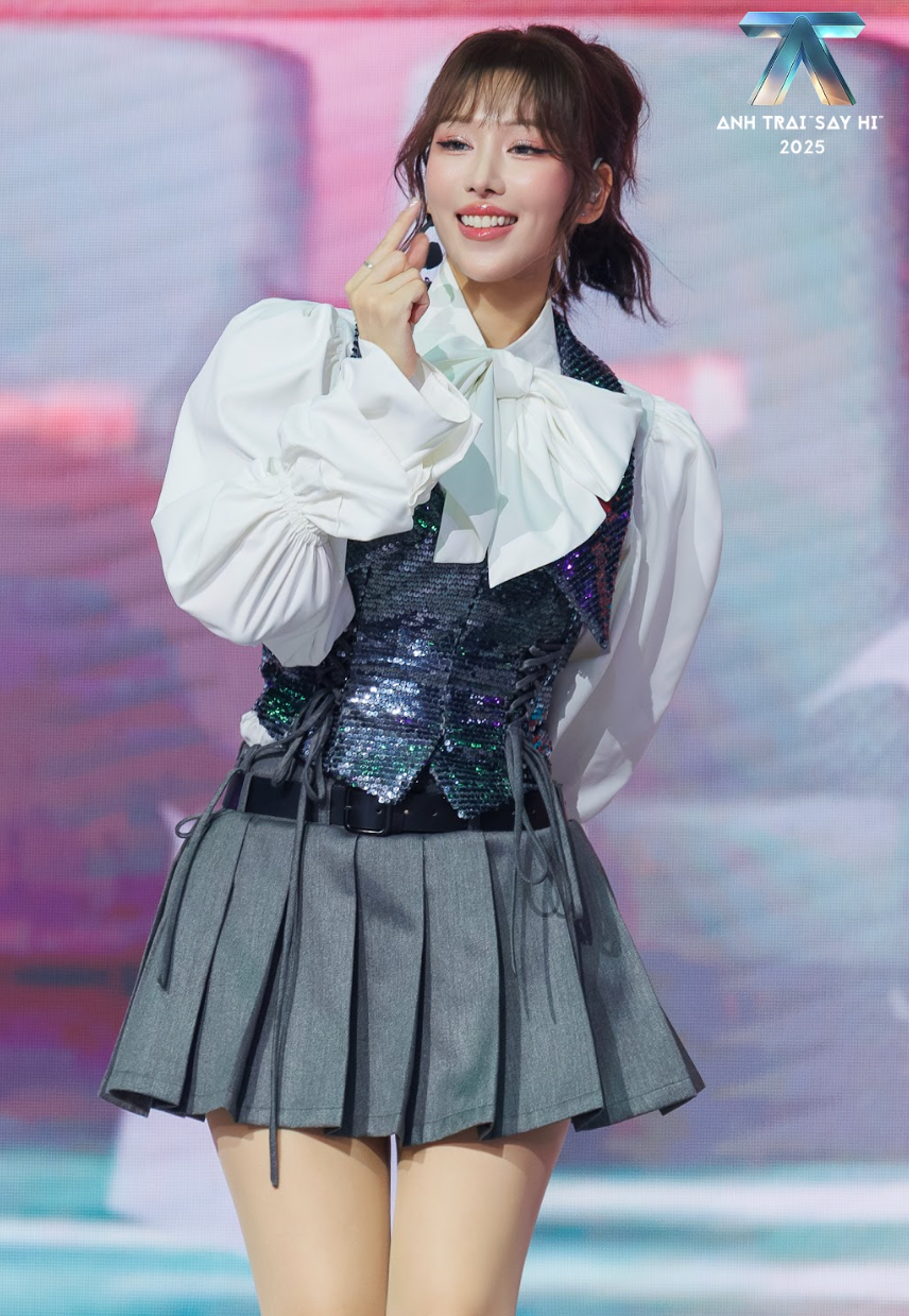 Min (trái) và Bảo Thy hỗ trợ các anh trai.