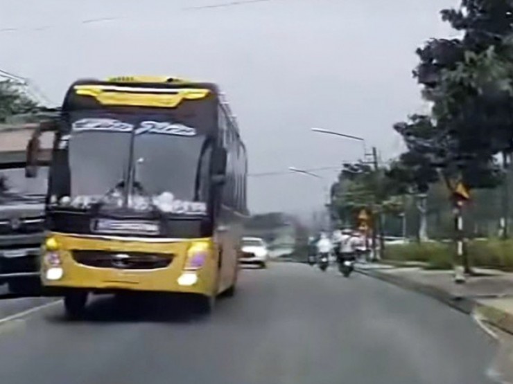 Clip: Ô tô phóng bạt mạng trên đường ở TP HCM, nhiều người khiếp vía