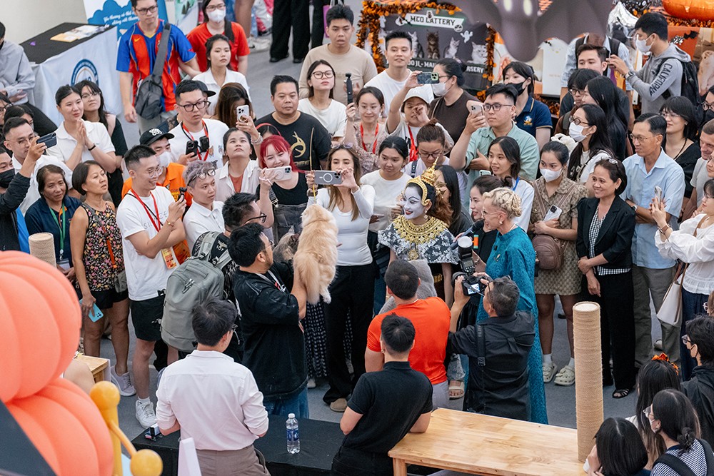 Đông đảo người dân thích thú tại cuộc thi. Ảnh: HN