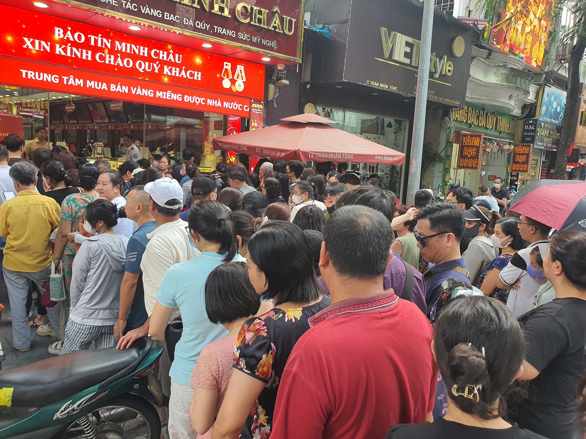 Người dân xếp hàng mua vàng vào ngày 17/10/2025 tại một cửa hàng trên phố Trần Nhân Tông (Hà Nội).