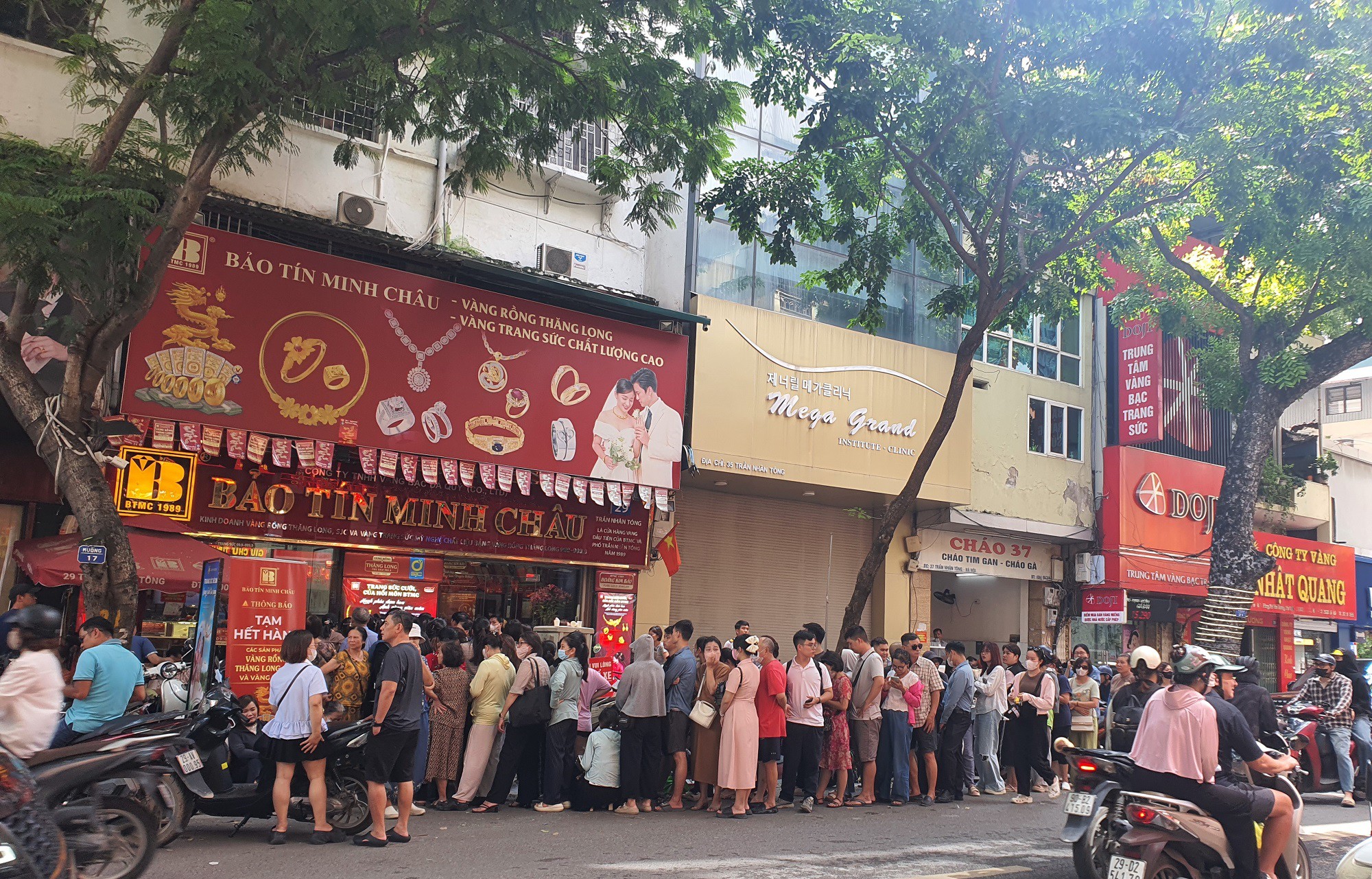 Vào những ngày giá vàng liên tục tăng, hàng trăm người vẫn đổ xô đi xếp hàng mua vàng mặc dù cửa hàng thông báo hết vàng.