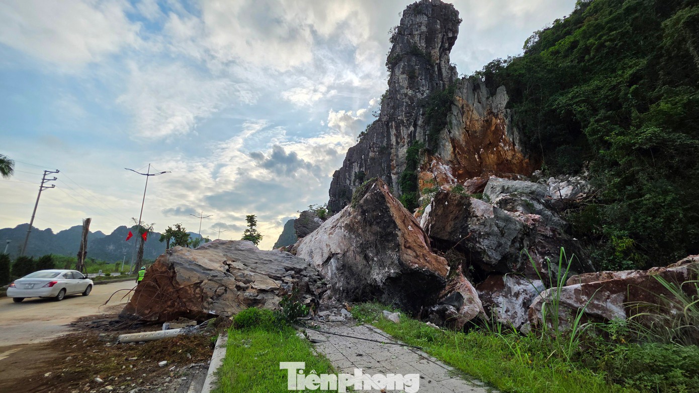 Lực lượng chức năng cho biết sẽ cố gắng thu dọn những khối đá trong thời gian sớm nhất để không ảnh hưởng đến giao thông.