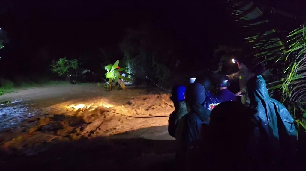 Lũ cùng bùn đất từ trên núi chảy xuống rất lớn khiến việc tìm kiếm gặp khó khăn, đêm 1/11. Ảnh: Người dân cung cấp