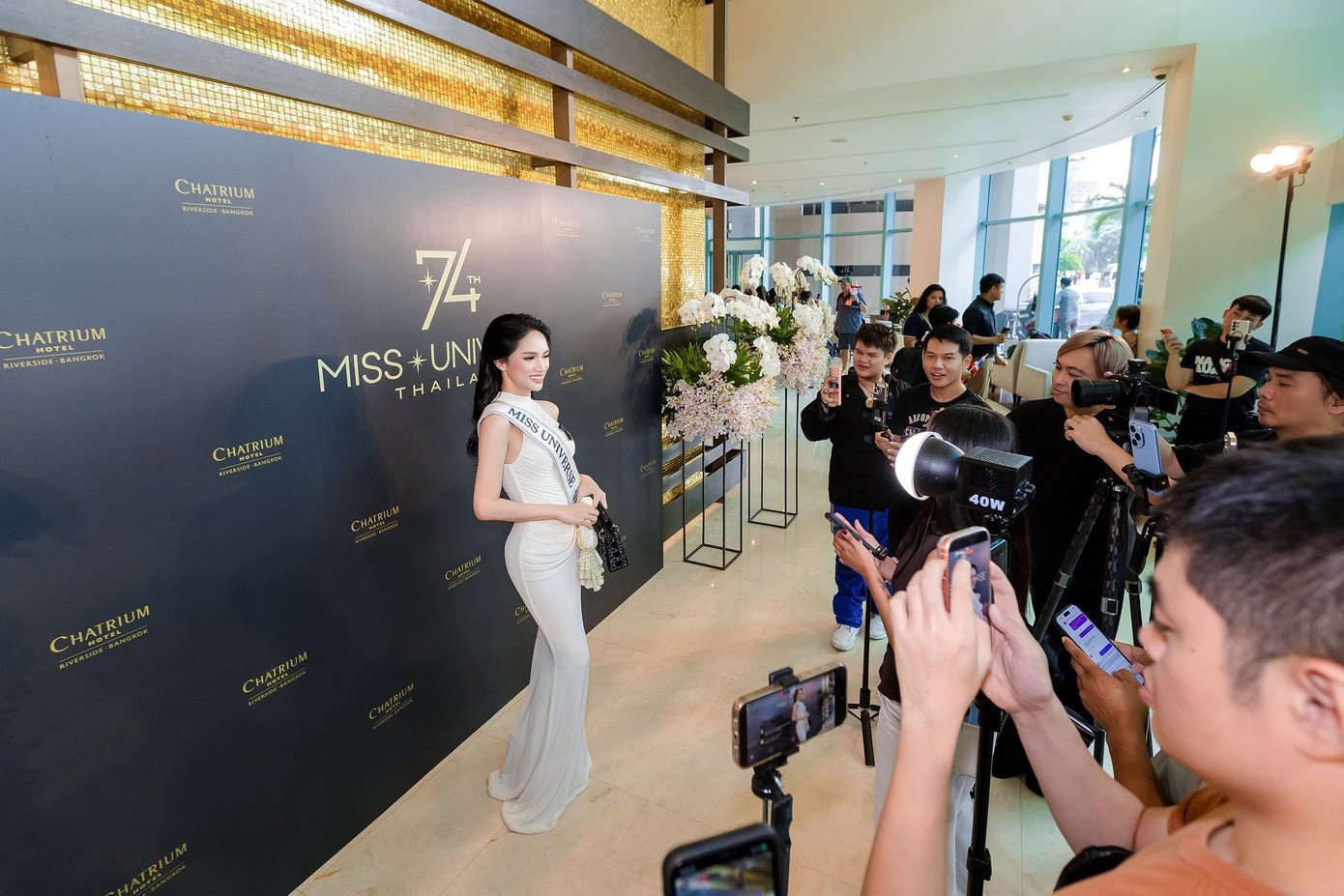 Tới thời điểm hiện tại, Hương Giang và một số thí sinh vẫn luôn chọn trang phục mang gam màu trơn cơ bản là trắng đen hoặc tông trầm, các nàng hậu thể hiện lòng tôn kính với Vương thái hậu Sirikit vừa qua đời ở tuổi 93, nên không chọn các tông màu rực rỡ.