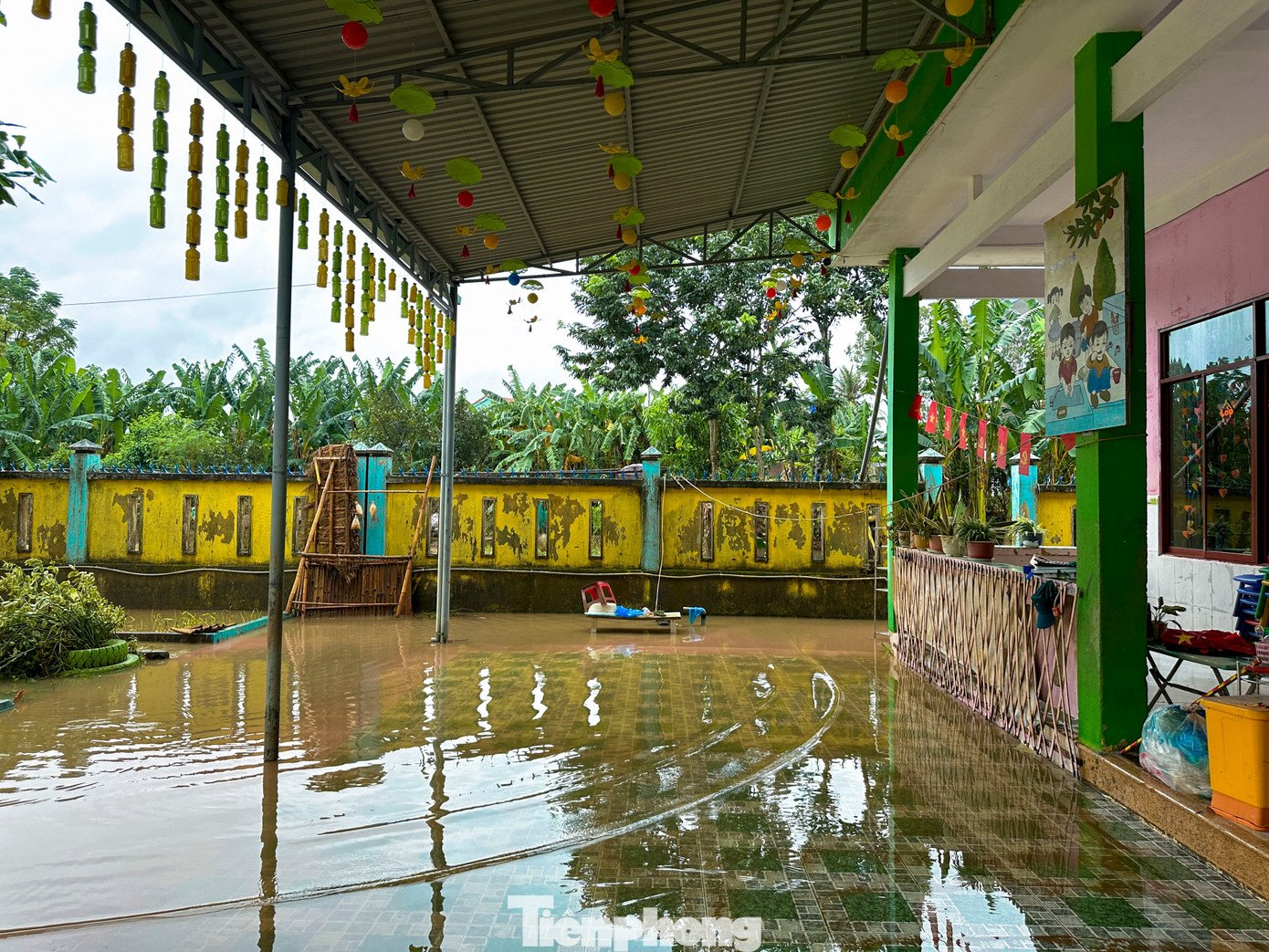 Quanh khuôn viên trường vẫn còn ngập nước.