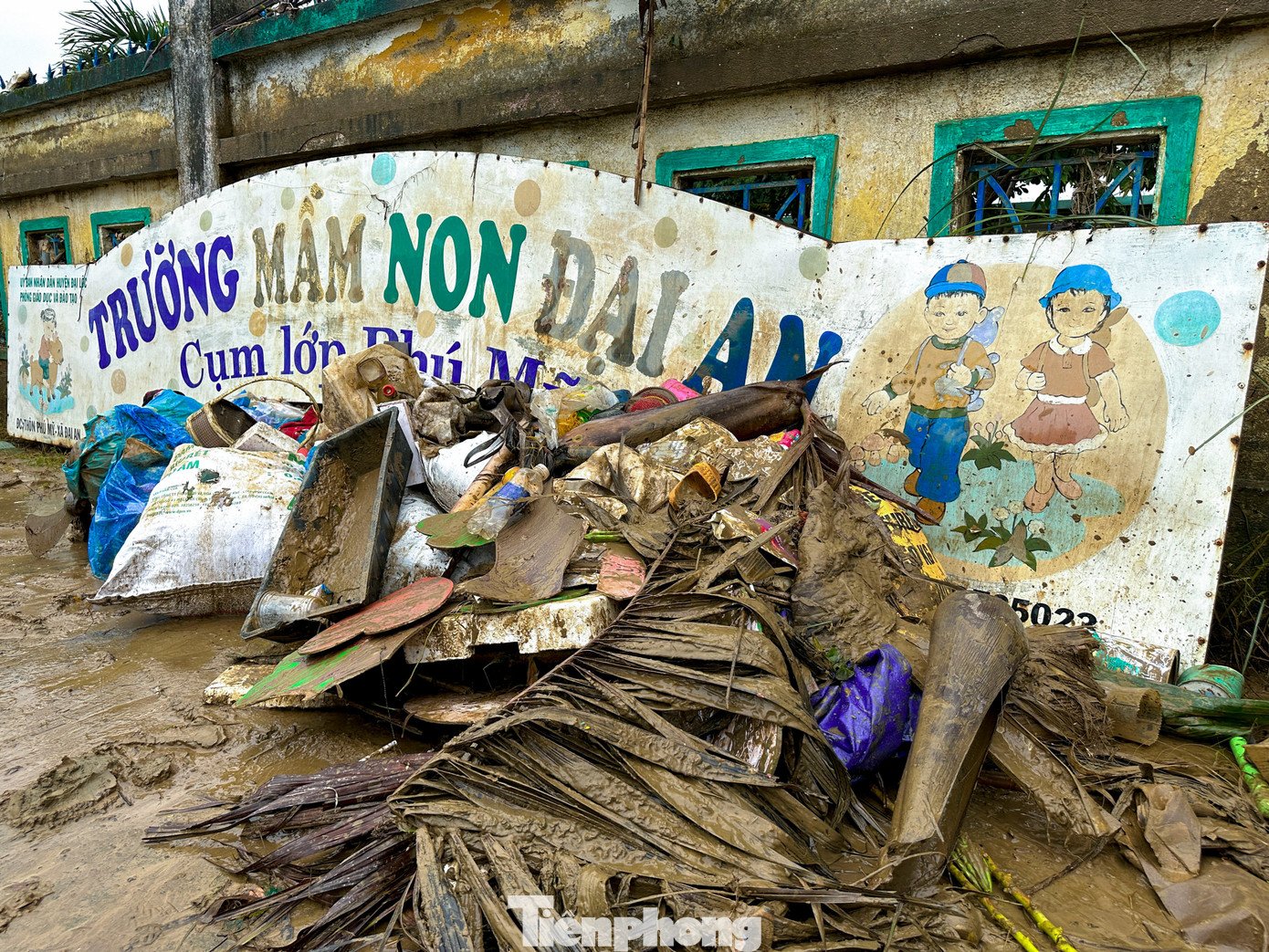 Nhiều thiết bị, đồ dùng dạy học, tài liệu bị hư hỏng nặng.