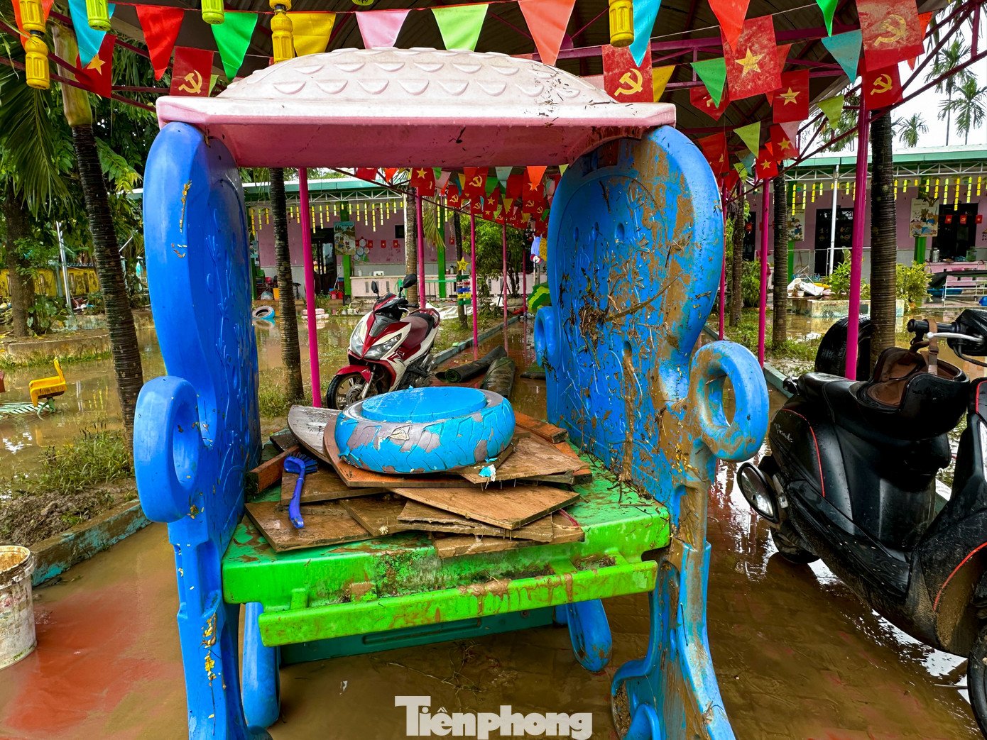 Nhiều thiết bị, đồ dùng dạy học, tài liệu bị hư hỏng nặng.