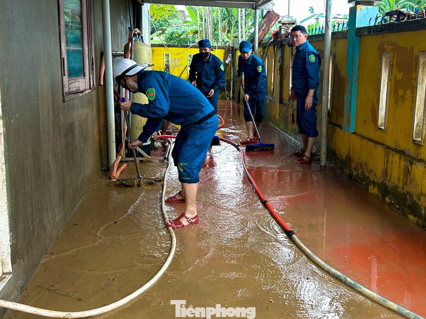 Lực lượng bộ đội, dân quân được huy động hỗ trợ công tác khắc phục hậu quả.