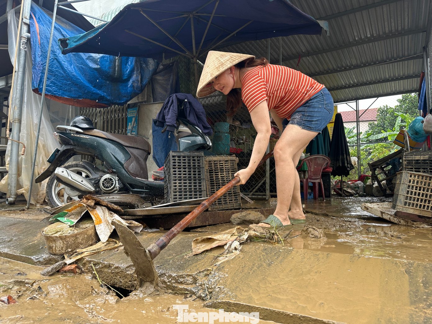 Lớp bùn đất dày đặc bao quanh khu chợ, các tiểu thương tích cực dọn dẹp, vệ sinh.
