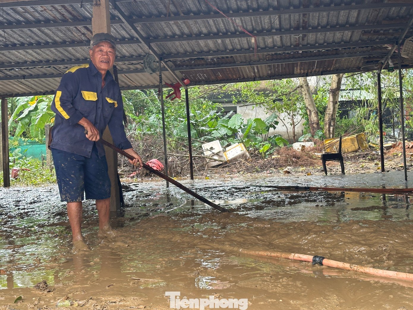 Lớp bùn đất dày đặc bao quanh khu chợ, các tiểu thương tích cực dọn dẹp, vệ sinh.